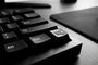 Primer plano de un teclado mecánico en blanco y negro mostrando las teclas Alt, Control y la tecla de menú contextual.