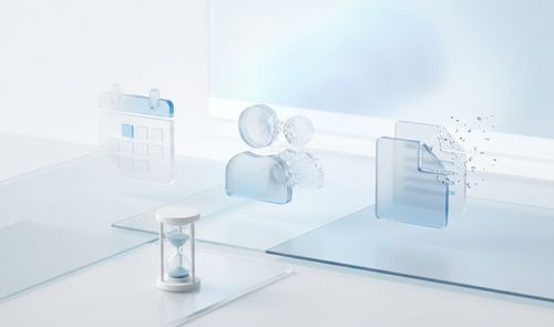 Iconos traslúcidos de un calendario, contactos y documentos desintegrándose junto a un reloj de arena sobre un fondo blanco minimalista.