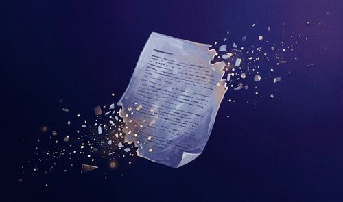 Ilustración de una hoja de papel deshaciéndose en pequeñas partículas sobre un fondo azul oscuro.