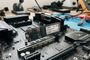Unidad SSD NVMe M.2 instalada en la ranura de una placa base MSI B550 TOMAHAWK sobre un banco de trabajo.