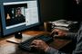 Persona manejando un ordenador con el reproductor VLC Media Player abierto y el menú de ajustes de entrada y códecs desplegado en pantalla.