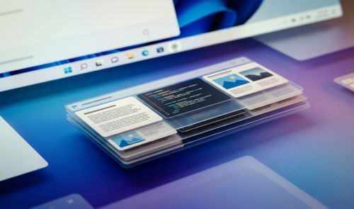 Representación conceptual de la interfaz de Snipboard con diferentes capas translúcidas que contienen texto, código e imágenes sobre un escritorio de Windows 11.