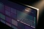 Detalle de una pantalla de ordenador que muestra una interfaz de streaming con bloques de contenido de colores y un teclado reflejado en el panel.
