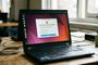 Interfaz de Ubuntu en un ordenador portátil mostrando un aviso de actualización a una nueva versión LTS disponible.