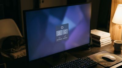 Menú de energía en pantalla de ordenador con opciones separadas para apagar, reiniciar y actualizar el sistema.