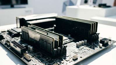 Placa base de ordenador con varios módulos de memoria RAM instalados en sus ranuras.