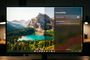 Interfaz de Windows 11 con el panel de accesibilidad abierto mostrando controles para ajustar el contraste y el brillo sobre un fondo de paisaje montañoso.