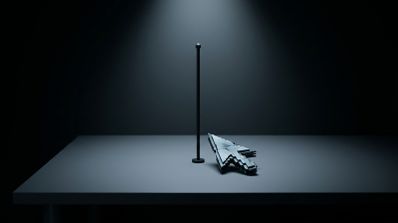 Representación conceptual de un cursor de ratón deformado y pixelado sobre una mesa bajo un foco de luz.