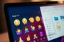 Menú flotante con el título Emoji 17.0 abierto en la pantalla de un ordenador portátil con Windows 11, junto a la ventana del Explorador de archivos.