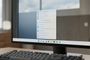 Interfaz de Windows 11 mostrando una ventana flotante con una lista vertical de aplicaciones sobre la barra de tareas en un monitor de escritorio.