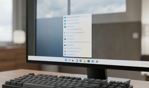 Interfaz de Windows 11 mostrando una ventana flotante con una lista vertical de aplicaciones sobre la barra de tareas en un monitor de escritorio.