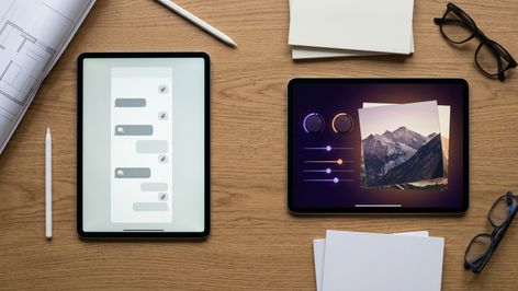 Dos tabletas sobre una mesa de madera, una mostrando una interfaz de chat y la otra controles de edición de imagen sobre una fotografía de montañas.