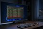 Monitor de ordenador en un escritorio oscuro que muestra la interfaz de la herramienta Autoruns de Microsoft sobre el escritorio de Windows 11.