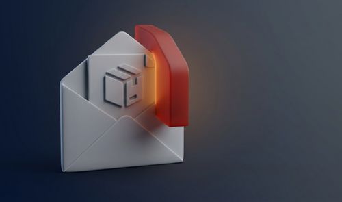 Representación tridimensional de un sobre abierto con un documento que muestra un icono de paquete y un elemento de bloqueo rojo.