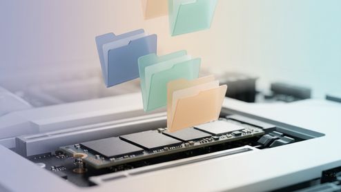 Ilustración conceptual de una unidad SSD con iconos de carpetas de colores flotando sobre los módulos de memoria.