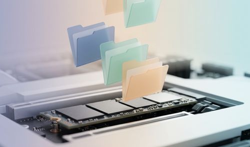 Ilustración conceptual de una unidad SSD con iconos de carpetas de colores flotando sobre los módulos de memoria.
