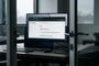 Monitor de ordenador en una oficina mostrando la ventana de información de Google Chrome con la versión 156.0.6478.138 instalada.