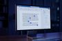 Monitor de ordenador mostrando la interfaz de Microsoft Word con el panel lateral de Copilot y referencias numeradas en el texto.