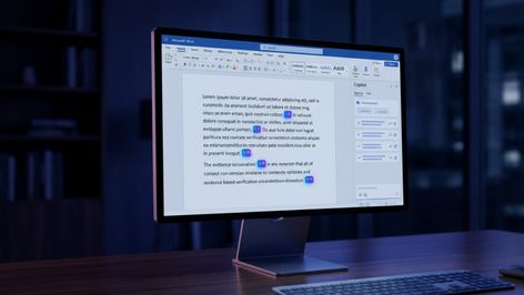 Monitor de ordenador mostrando la interfaz de Microsoft Word con el panel lateral de Copilot y referencias numeradas en el texto.