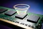 Módulo de memoria RAM con efectos de luces circulares que simbolizan el procesamiento de datos sobre uno de sus chips.