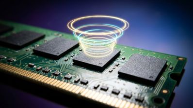 Módulo de memoria RAM con efectos de luces circulares que simbolizan el procesamiento de datos sobre uno de sus chips.