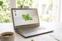 Ordenador portátil con el sistema operativo Linux Mint en pantalla sobre una mesa blanca.