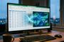 Interfaz de Microsoft Excel en un monitor de escritorio mostrando la conversión de celdas de datos en gráficos dinámicos mediante una estela de luz brillante.