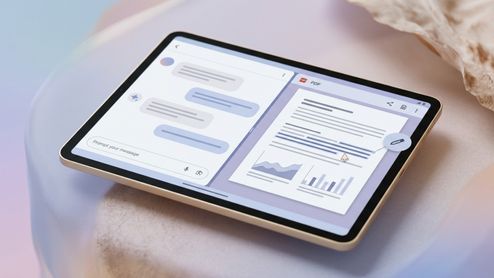 Tableta en vista cenital mostrando la interfaz dividida de Google Gemini con un chat a la izquierda y un PDF en edición a la derecha.