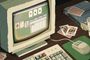 Ilustración de un monitor antiguo mostrando el juego del Solitario de Windows con una hoja de cálculo superpuesta.