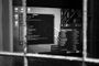 Interfaz de Kali Linux 2026.3 en blanco y negro mostrando terminales de comandos y el menú de herramientas de pentesting tras una ventana.