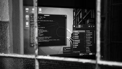 Interfaz de Kali Linux 2026.3 en blanco y negro mostrando terminales de comandos y el menú de herramientas de pentesting tras una ventana.