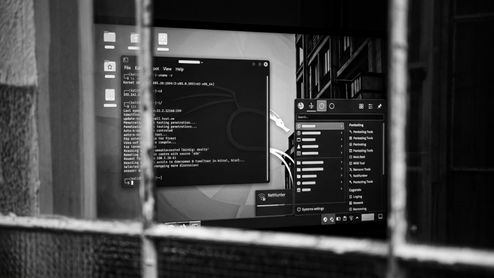 Interfaz de Kali Linux 2026.3 en blanco y negro mostrando terminales de comandos y el menú de herramientas de pentesting tras una ventana.