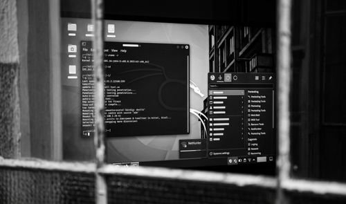 Interfaz de Kali Linux 2026.3 en blanco y negro mostrando terminales de comandos y el menú de herramientas de pentesting tras una ventana.