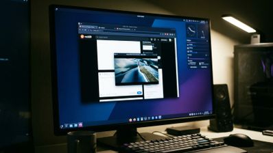 Escritorio con entorno KDE Plasma mostrando una ventana de navegador y un vídeo en modo Picture-in-Picture sobre el panel de control lateral.