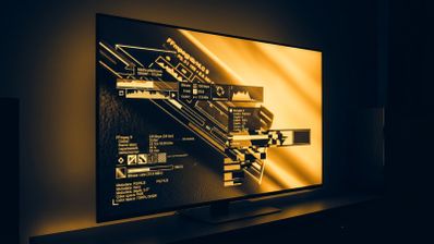 Televisor en un entorno oscuro mostrando una interfaz técnica con datos de reproducción de vídeo y metadatos HDR sobre un fondo naranja.