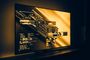 Televisor en un entorno oscuro mostrando una interfaz técnica con datos de reproducción de vídeo y metadatos HDR sobre un fondo naranja.
