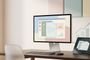 Ilustración de una interfaz de software de oficina con iconos de documentos y gráficos en la pantalla de un monitor y una tableta sobre un escritorio.