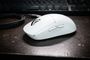 Ratón inalámbrico Logitech G Pro X Superlight 2 SE en color blanco sobre un escritorio oscuro junto a su cable de carga.