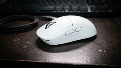 Ratón inalámbrico Logitech G Pro X Superlight 2 SE en color blanco sobre un escritorio oscuro junto a su cable de carga.