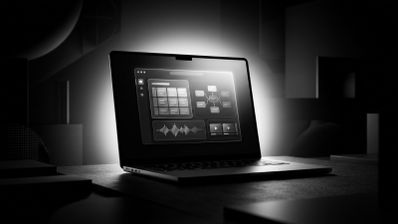 Ordenador portátil abierto en un entorno oscuro mostrando una interfaz con gráficos de ondas de audio, esquemas y reproductores de vídeo.