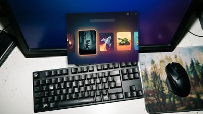 Interfaz de la nueva aplicación de Epic Games superpuesta sobre un escritorio con teclado mecánico y ratón inalámbrico.
