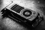 Primer plano en blanco y negro de una tarjeta gráfica NVIDIA GeForce GTX con ventilador de tipo turbina sobre una superficie metálica desgastada.