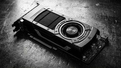 Primer plano en blanco y negro de una tarjeta gráfica NVIDIA GeForce GTX con ventilador de tipo turbina sobre una superficie metálica desgastada.