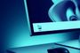 Primer plano de un monitor con la interfaz de Windows 11, mostrando el icono del Explorador de archivos en la barra de tareas sobre un escritorio iluminado en tonos azules.