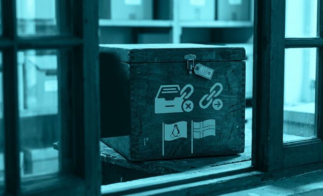 Cofre de madera con iconos superpuestos de gestión de archivos, enlaces y los logotipos de Linux y Windows en un entorno de almacén.