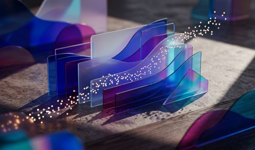 Composición artística de paneles de cristal translúcido en tonos azules y púrpuras con partículas de luz sobre una superficie texturizada.