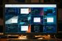 Monitor de ordenador que muestra una cuadrícula en el navegador con múltiples interfaces de distribuciones Linux funcionando en paralelo.