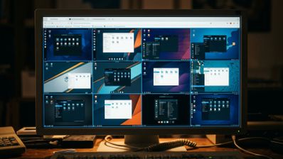 Monitor de ordenador que muestra una cuadrícula en el navegador con múltiples interfaces de distribuciones Linux funcionando en paralelo.