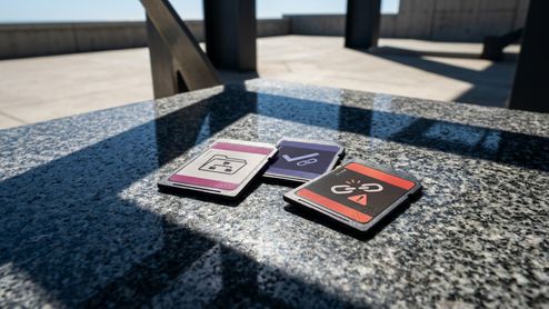 Tres tarjetas de memoria sobre una superficie de granito con iconos que representan carpetas, enlaces verificados y alertas de seguridad.