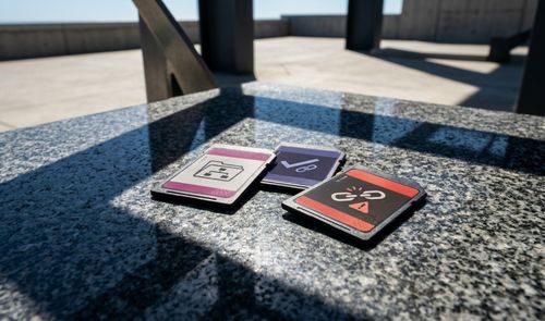 Tres tarjetas de memoria sobre una superficie de granito con iconos que representan carpetas, enlaces verificados y alertas de seguridad.